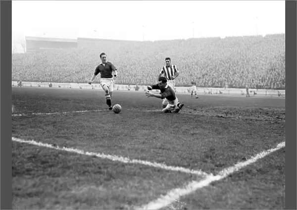 Chelsea vs. West Bromwich Albion: Frank Blunstone's Attempt vs. Jimmy Sanders in Football League Division One