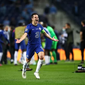 Cesar Azpilicueta Celebrates with Fans: Manchester City vs Chelsea - UEFA Champions League Final, Porto 2021