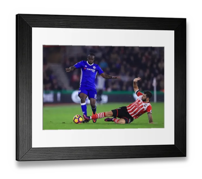 Framed Print : Intense Battle: Victor Moses vs Charlie Austin - Southampton vs Chelsea, Premier League Framed Print : Intense Battle: Victor Moses vs Charlie Austin - Southampton vs Chelsea, Premier League