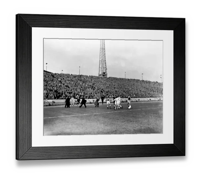 Framed Print : Soccer - League Division One - Chelsea v Everton - Stamford Bridge Framed Print : Soccer - League Division One - Chelsea v Everton - Stamford Bridge