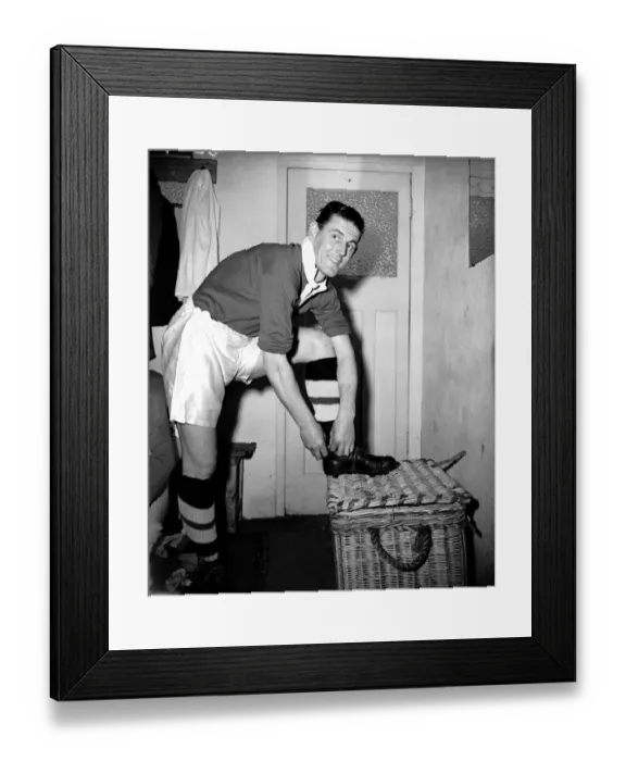 Framed Print : Chelsea FC: Stan Willemse Prepares for Hayes Friendly Match (1950's) Framed Print : Chelsea FC: Stan Willemse Prepares for Hayes Friendly Match (1950's)