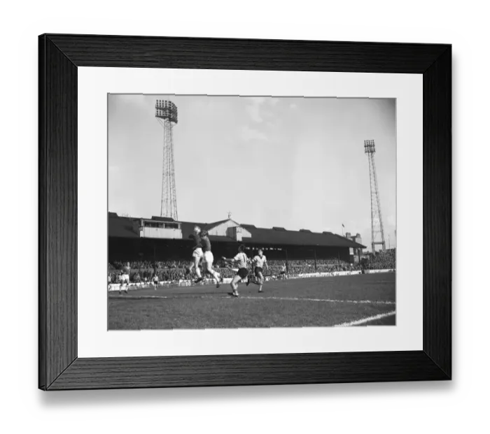 Framed Print : Soccer - League Division One - Chelsea v Everton - Stamford Bridge Framed Print : Soccer - League Division One - Chelsea v Everton - Stamford Bridge