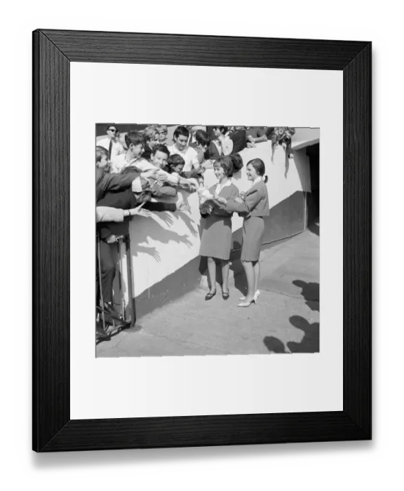 Framed Print : Chelsea vs. Arsenal at Stamford Bridge: Brisk Business for Glamour Programme Sellers Framed Print : Chelsea vs. Arsenal at Stamford Bridge: Brisk Business for Glamour Programme Sellers