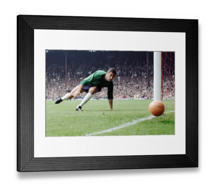 Framed Print : Soccer - Football League Division One - Liverpool v Chelsea Framed Print : Soccer - Football League Division One - Liverpool v Chelsea