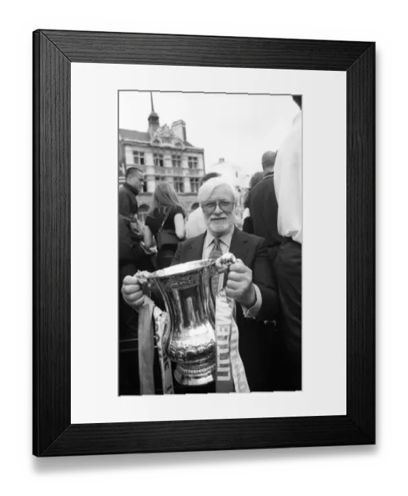 : Chelsea FC's Triumphant Parade through London with the FA Cup after Winning against Middlesbrough in 1997 : Chelsea FC's Triumphant Parade through London with the FA Cup after Winning against Middlesbrough in 1997