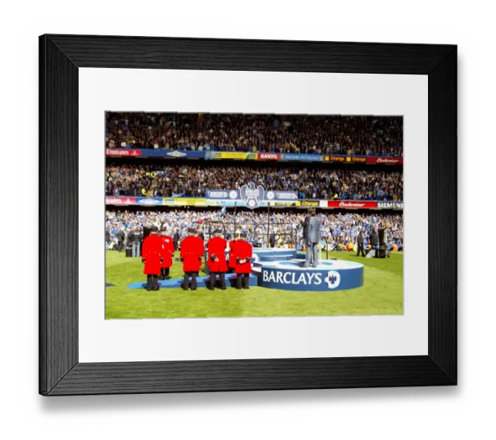 Framed Print : The Chelsea pensioners await the arrival of the playing staff Framed Print : The Chelsea pensioners await the arrival of the playing staff