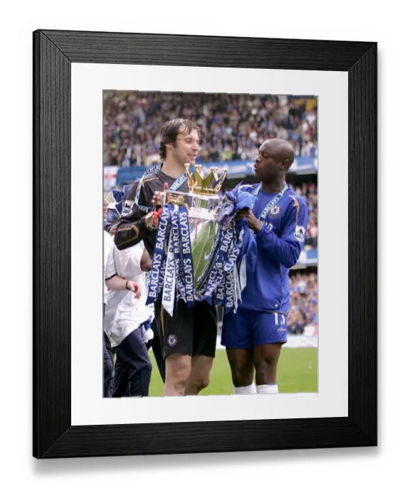 Framed Print : Chelsea Football Club: Gallas and Cech Celebrate Premier League Victory with the Trophy (2005-2006 Champions)