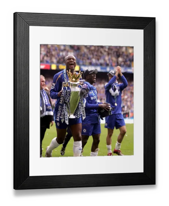 Framed Print : Chelsea Football Club: Premier League Champions 2005-2006 - William Gallas Triumphant Victory with the Trophy Framed Print : Chelsea Football Club: Premier League Champions 2005-2006 - William Gallas Triumphant Victory with the Trophy