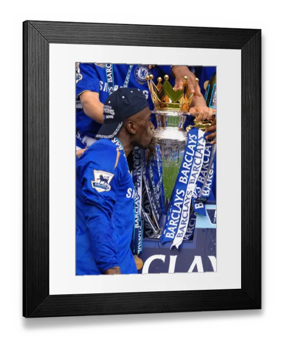 Framed Print : Claude Makelele: Celebrating Chelsea's Premier League Glory (2005-2006) Framed Print : Claude Makelele: Celebrating Chelsea's Premier League Glory (2005-2006)