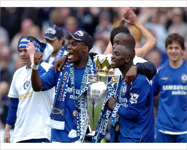 Champions 2005-2006: Essien and Makelele's Triumphant Trophy Celebration - Chelsea's Premier League Victory (vs Manchester United, Stamford Bridge)