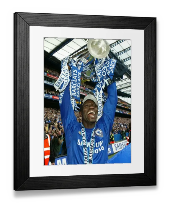 Framed Print : Makelele's Triumph: Chelsea FC's Premier League Victory (2005-2006) - Celebration with the Trophy vs Manchester United at Stamford Bridge