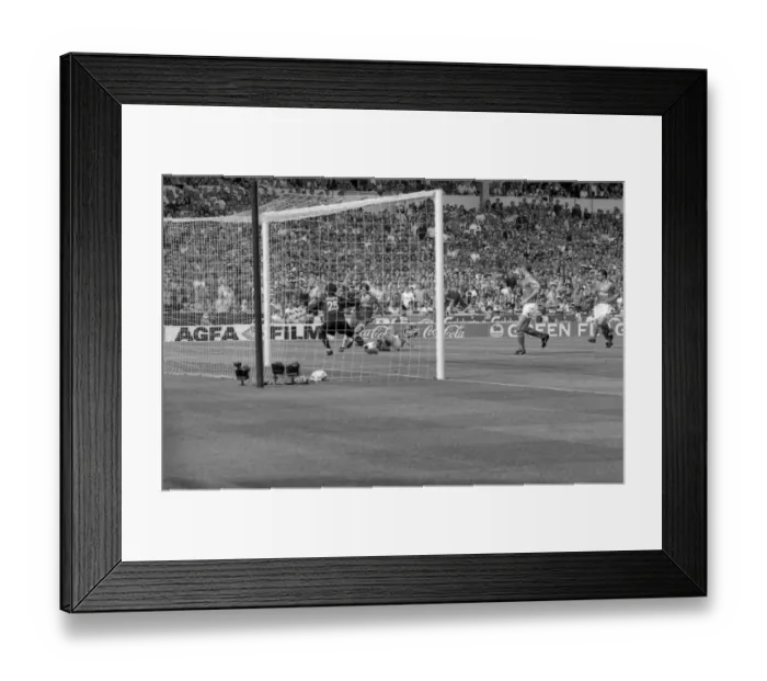 Framed Print : Gianfranco Zola's Charging Run at 1997 FA Cup Final vs. Middlesbrough