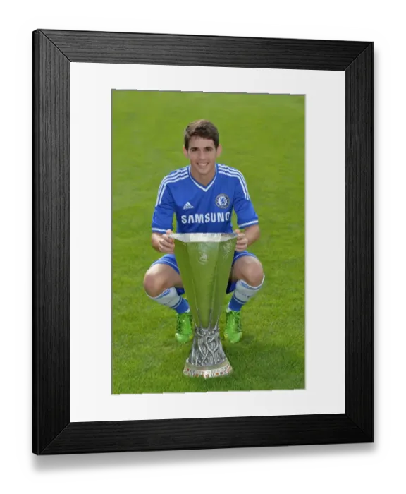 Framed Print : Chelsea FC: 2013-2014 Squad Photocall - Oscar's First Team Debut Framed Print : Chelsea FC: 2013-2014 Squad Photocall - Oscar's First Team Debut