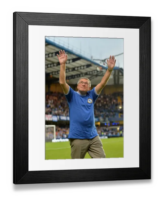 Framed Print : Chelsea Legends: Bobby Tambling Reunites with Stamford Bridge at Half-time vs. Fulham (21st September 2013) Framed Print : Chelsea Legends: Bobby Tambling Reunites with Stamford Bridge at Half-time vs. Fulham (21st September 2013)