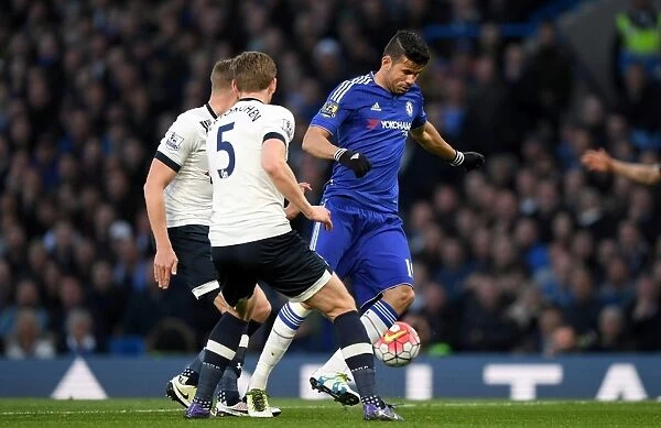 Battle for the Ball: Diego Costa vs. Jan Vertonghen - Premier League 2015-16: Chelsea vs. Tottenham Hotspur