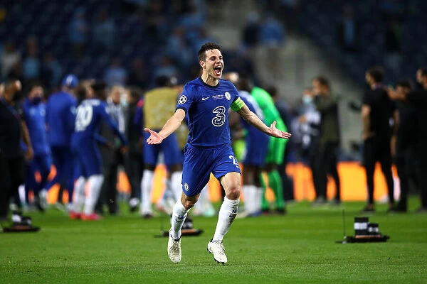 Cesar Azpilicueta Celebrates with Fans: Manchester City vs Chelsea - UEFA Champions League Final, Porto 2021