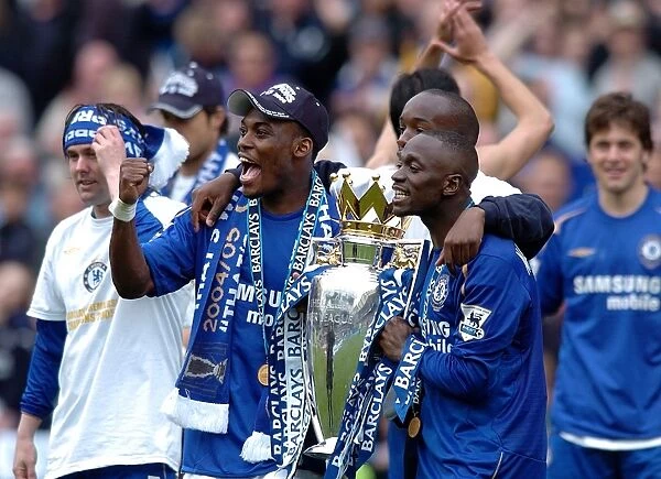 Champions 2005-2006: Essien and Makelele's Triumphant Trophy Celebration - Chelsea's Premier League Victory (vs Manchester United, Stamford Bridge)