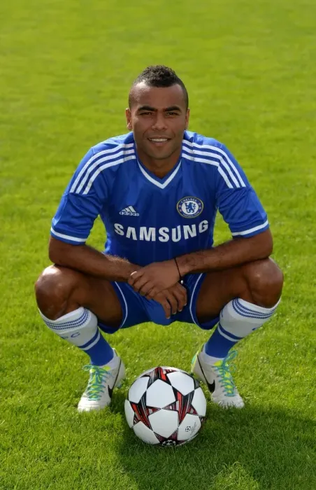 Framed Print : Chelsea FC: Ashley Cole at Cobham Training Ground (2013-2014 Squad) Framed Print : Chelsea FC: Ashley Cole at Cobham Training Ground (2013-2014 Squad)