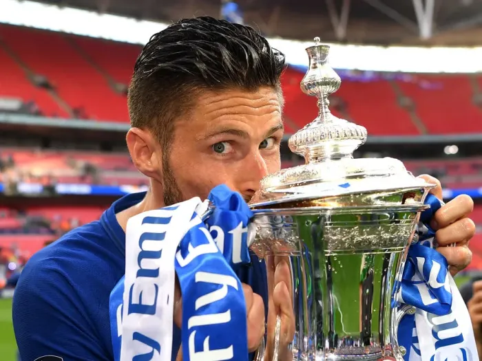 Framed Print : Chelsea FC Wins FA Cup: Olivier Giroud Lifts the Trophy After Chelsea v Manchester United