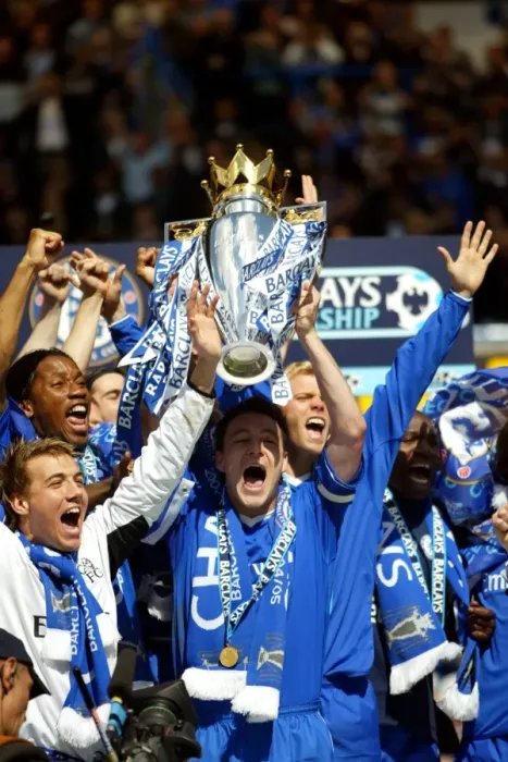 Framed Print : Chelsea FC's Glorious Triumph: John Terry Lifts the Premier League Trophy (2004-2005)