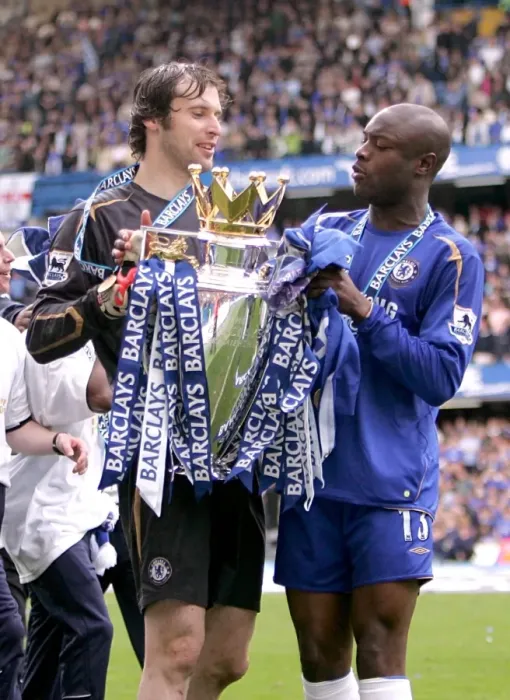 Framed Print : Chelsea Football Club: Gallas and Cech Celebrate Premier League Victory with the Trophy (2005-2006 Champions)