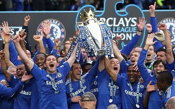 Chelsea Football Club: Premier League Champions 2009-2010 - Frank Lampard and John Terry Celebrate Victory