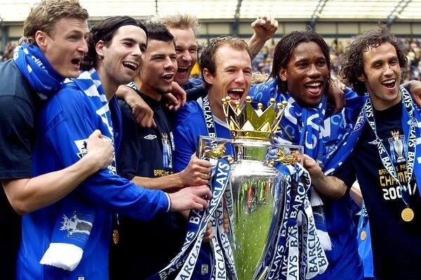 Chelsea Footballers: 2004-2005 Premier League Champions - Huth, Tiago, Kezman, Robben, Drogba, Carvalho Celebrate Victory with the FA Barclays Premiership Trophy