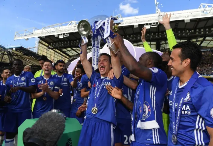 Framed Print : Chelsea's Cesar Azpilicueta Lifts the Premier League Trophy at Stamford Bridge