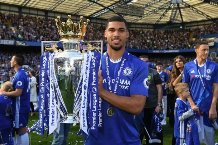 Framed Print : Chelsea's Ruben Loftus-Cheek Holds the Premier League Trophy after Chelsea's Victory over Sunderland