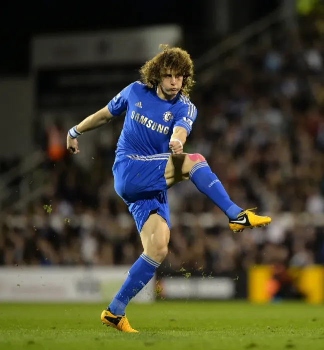 Framed Print : David Luiz Stuns Fulham: His First Goal for Chelsea (April 17, 2013, Barclays Premier League) Framed Print : David Luiz Stuns Fulham: His First Goal for Chelsea (April 17, 2013, Barclays Premier League)