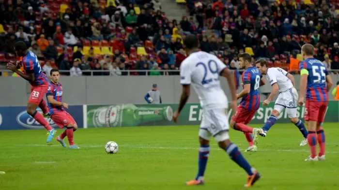 Framed Print : Frank Lampard Scores Chelsea's Fourth Goal in UEFA Champions League Against Steaua Bucharest (1st October 2013)