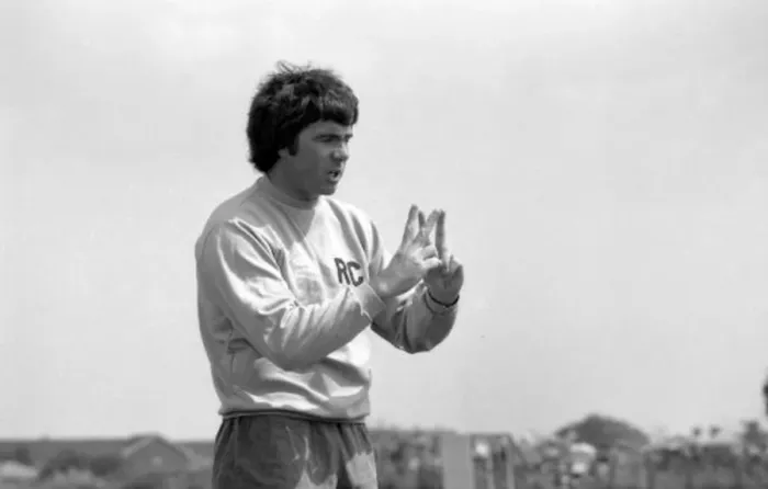 : Pre-Season Training: Chelsea Players Going Through Drills under Assistant Manager Bobby Gould (August 1980) : Pre-Season Training: Chelsea Players Going Through Drills under Assistant Manager Bobby Gould (August 1980)