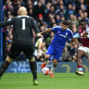 Batalla por el Balón: Diego Costa contra Micah Richards - Chelsea versus Aston Villa, Liga Premier (Octubre de 2015) Batalla por el Balón: Diego Costa contra Micah Richards - Chelsea versus Aston Villa, Liga Premier (Octubre de 2015)
