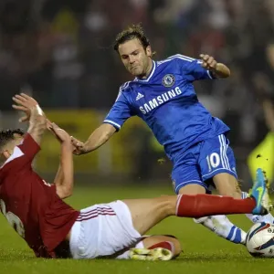 Batalla por el Balón: Juan Mateo contra Grant Hall - La valiente postura de Swindon Town ante Chelsea Batalla por el Balón: Juan Mateo contra Grant Hall - La valiente postura de Swindon Town ante Chelsea