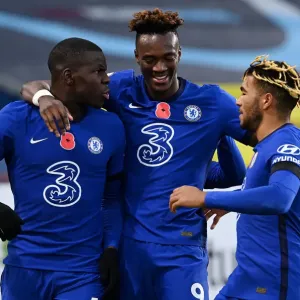 Burnley, Inghilterra - 31 ottobre: Kurt Zouma del Chelsea celebra con il compagno di squadra Tammy Abraham dopo aver segnato per la sua squadra Burnley, Inghilterra - 31 ottobre: Kurt Zouma del Chelsea celebra con il compagno di squadra Tammy Abraham dopo aver segnato per la sua squadra