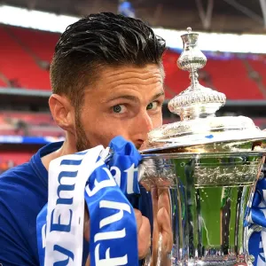 Le Chelsea FC remporte la Coupe de l'FA : Olivier Giroud soulève le trophée après le match entre Chelsea et Manchester United Le Chelsea FC remporte la Coupe de l'FA : Olivier Giroud soulève le trophée après le match entre Chelsea et Manchester United