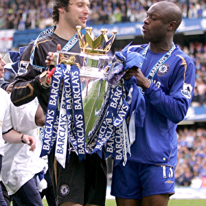 Chelsea Football Club: Gallas and Cech Celebrate Premier League Victory with the Trophy (2005-2006 Champions)