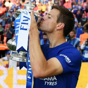 Le FC de Londres remporte la Coupe d'Angleterre : le moment victorieux du capitaine César Azpilicueta après le match entre les Blues et Red Devils Le FC de Londres remporte la Coupe d'Angleterre : le moment victorieux du capitaine César Azpilicueta après le match entre les Blues et Red Devils