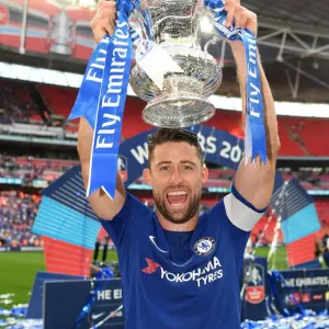 Le Chelsea remporte la Coupe d'Angleterre : Gary Cahill célèbre sa victoire contre le Manchester United Le Chelsea remporte la Coupe d'Angleterre : Gary Cahill célèbre sa victoire contre le Manchester United