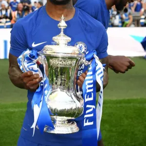 Le Chelsea remporte la Coupe de l'FA : Victor Moses célèbre sa victoire contre le Manchester United Le Chelsea remporte la Coupe de l'FA : Victor Moses célèbre sa victoire contre le Manchester United