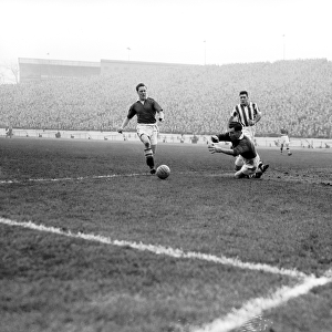 Chelsea vs. West Bromwich Albion: Frank Blunstone's Attempt vs. Jimmy Sanders in Football League Division One