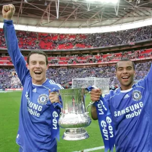El Puente de Chelsea y el Cole Triunfan con la Copa del Fútbol Asociación, derrotan al Manchester United (2007) El Puente de Chelsea y el Cole Triunfan con la Copa del Fútbol Asociación, derrotan al Manchester United (2007)