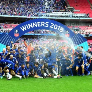 Le triomphe de Chelsea en Coupe du Roi : Conte et ses champions célébrent avec le champagne Le triomphe de Chelsea en Coupe du Roi : Conte et ses champions célébrent avec le champagne