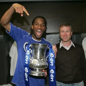Victoria del Copa de la Liga de Fútbol Asociación de Chelsea. El triunfo se celebra con el trofeo, didir drogba y roman abramóvich en mayo de 2007 Victoria del Copa de la Liga de Fútbol Asociación de Chelsea. El triunfo se celebra con el trofeo, didir drogba y roman abramóvich en mayo de 2007