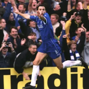 Le but à double chiffre de Chelsea, Gustavo Poyet célèbre contre le Manchester United dans la Premier League Le but à double chiffre de Chelsea, Gustavo Poyet célèbre contre le Manchester United dans la Premier League