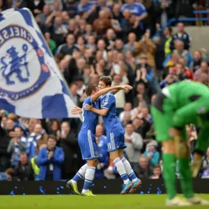 Celebrando un gol en el puente de Stamford con el Óscar y César Azpilicueta del Chelsea ( contra Cardiff City e Fulham, Liga Premier, septiembre de 2013)