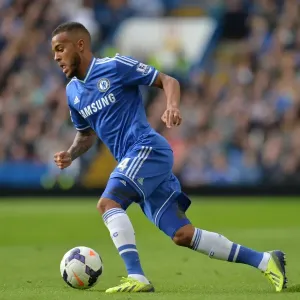 Ryan Bertrand de Chelsea en Acción: Batalla de la Liga Premier en el Estadio de Stamford contra el Cardiff City (21 de septiembre del 2013)
