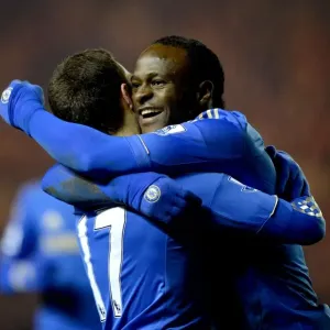 El dúo de Chelsea, Victor Moses y Eden Hazard, celebra sus goles en el enfrentamiento del quinto ronda de la Copa FA contra Middlesbrough (Febrero 2013)