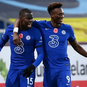 Zouma e Abraham di Chelsea celebrano i gol su un campo vuoto del Turf Moor contro il Burnley Zouma e Abraham di Chelsea celebrano i gol su un campo vuoto del Turf Moor contro il Burnley