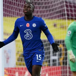 Il gol di Chelsea del Zouma è il secondo nella superficie vuota contro i Burnley al Moor Il gol di Chelsea del Zouma è il secondo nella superficie vuota contro i Burnley al Moor